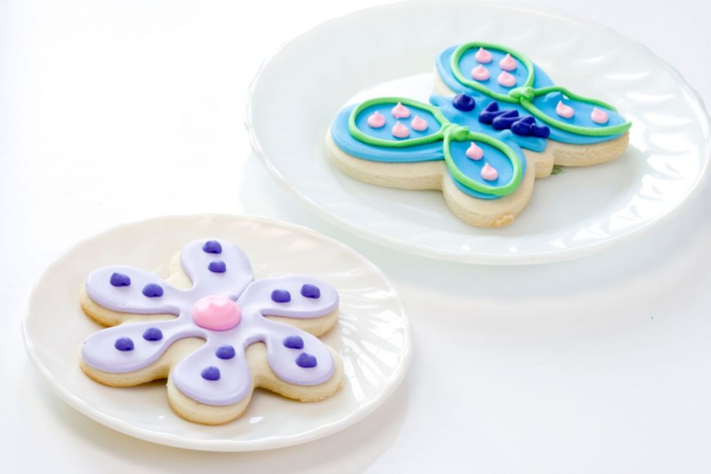 How can you customize themed cookies for special occasions?